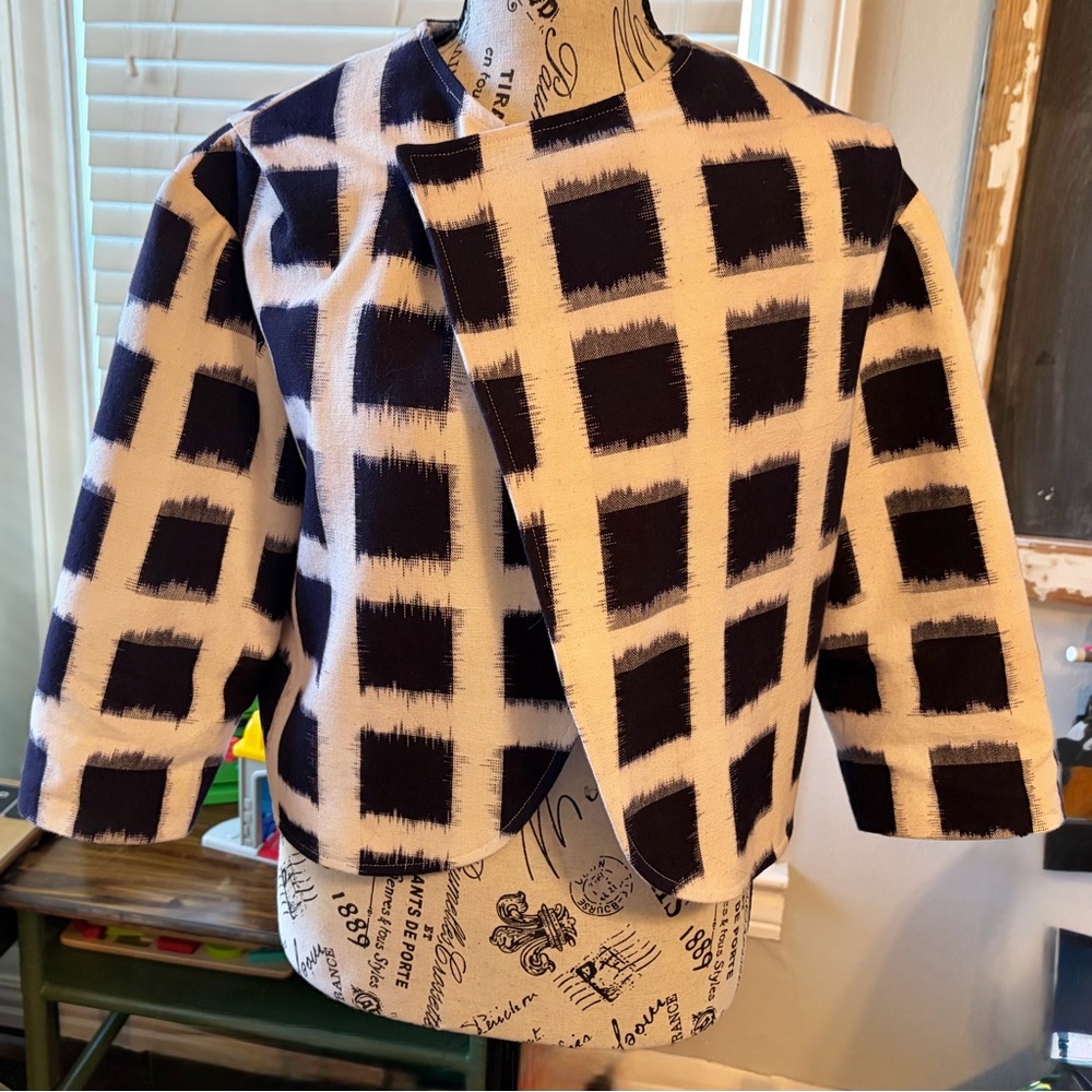 Navy and White patterned swing-style/cropped trapeze jacket💙